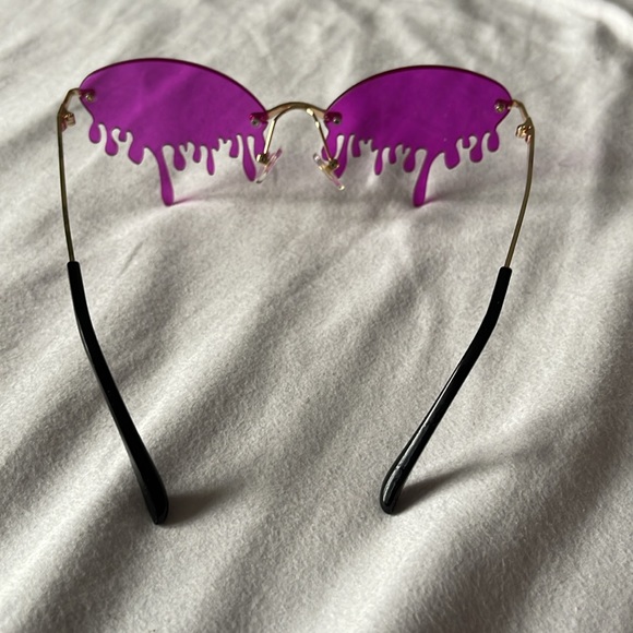 Oozing shades - Picture 2 of 2